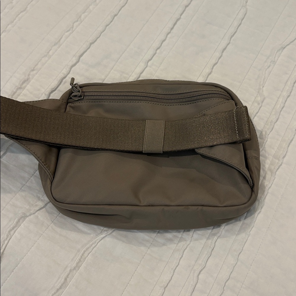 lululemon everywhere belt bag 2L - Picture 2 of 3